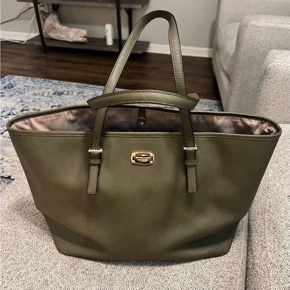 Michael Kors Jet Set Saffiano Bag - Picture 2 of 4